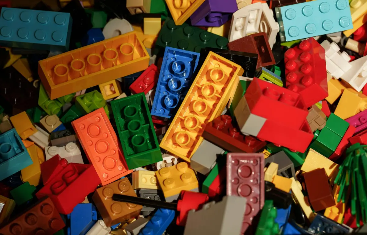 En samling färgglada byggklossar som inspiration till brickfilm